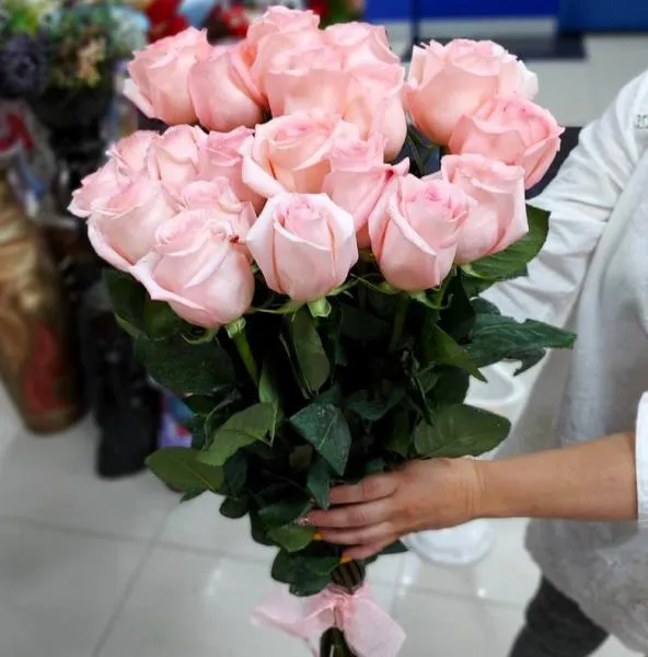 Букет из розовых роз под ленту