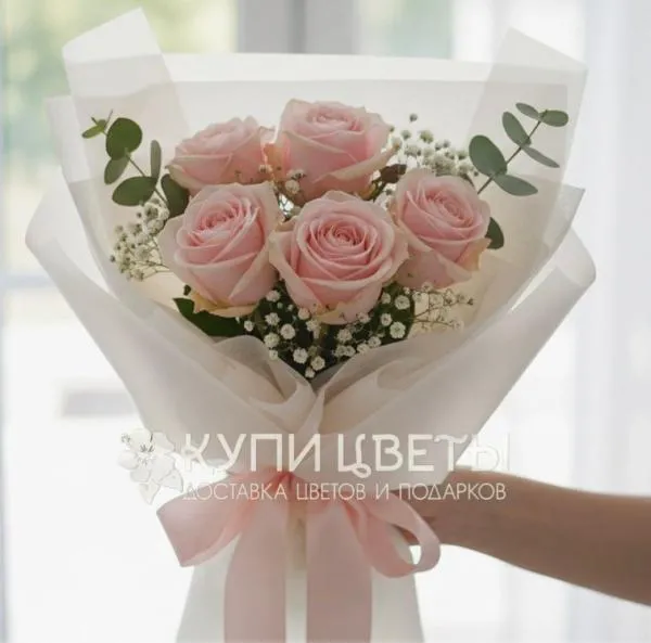 Букет из розовых роз с эвкалиптом